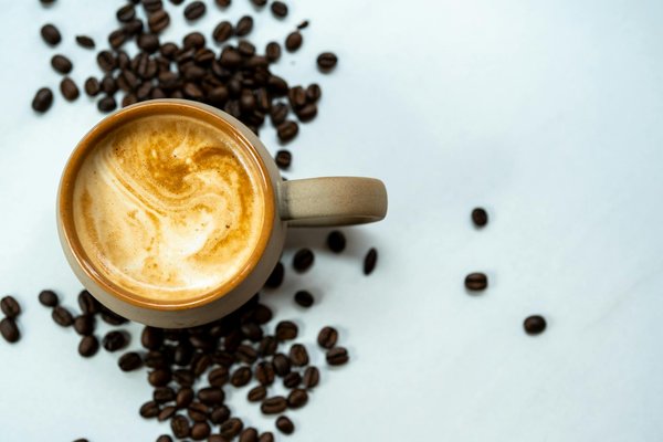 Comment créer une tenue hivernale élégante avec une jupe plissée et un pull en laine ?