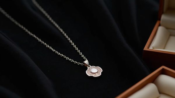 Offrez une gourmette personnalisée, un bijou élégant pour tous